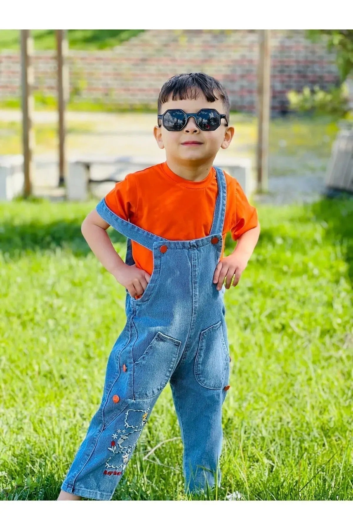 Unisex Çocuk Salopet ve Turuncu Tişört Takımı – Ayarlanabilir Askılı, Denim