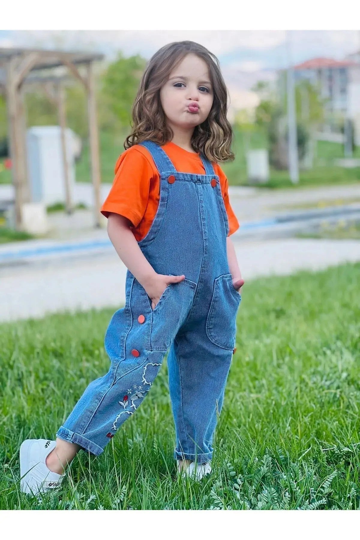 Unisex Çocuk Salopet ve Turuncu Tişört Takımı – Ayarlanabilir Askılı, Denim