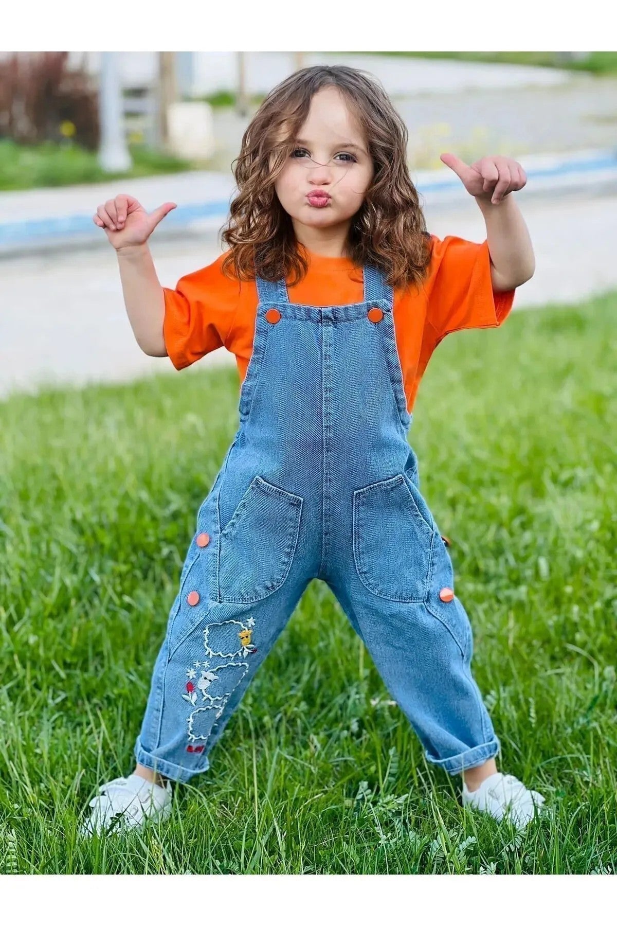 Unisex Çocuk Salopet ve Turuncu Tişört Takımı – Ayarlanabilir Askılı, Denim